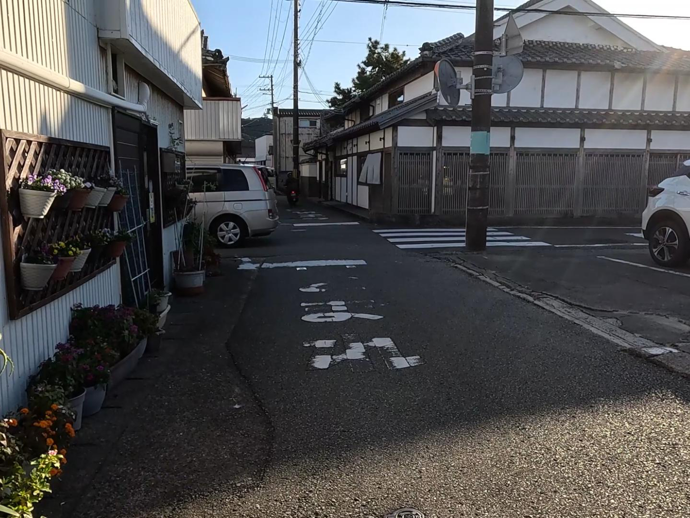 普通の街を歩く